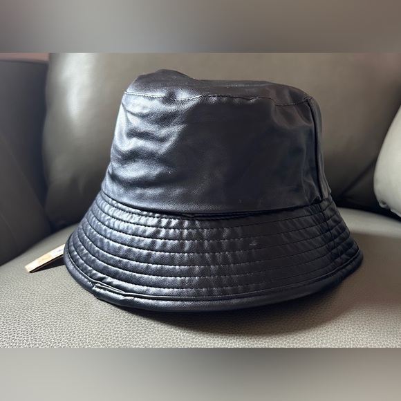 Steve Madden reversible bucket hat - Picture 2 of 7